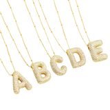 Náhrdelník s iniciály ve stylu bublinkových písmen